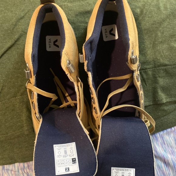 Mens size 10 suede VEJA boots